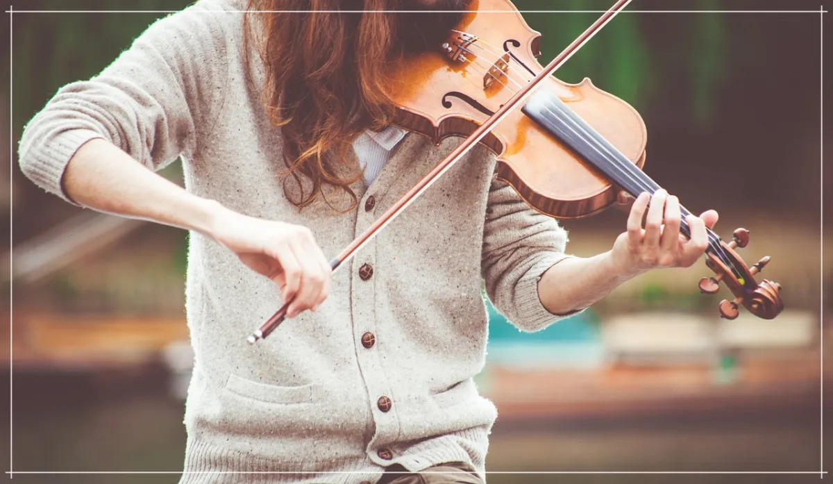 바이올린-연주하는-여자-모습