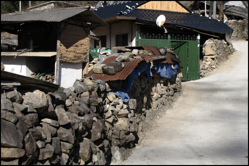수륜면 어느마을의 낮은 돌담길