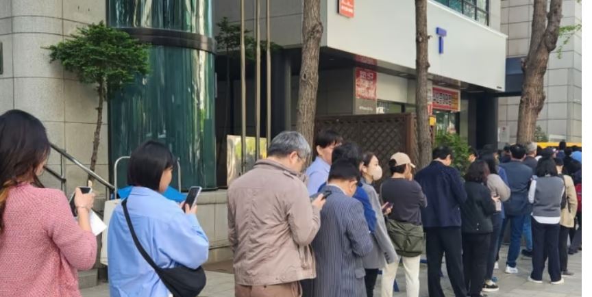 SK 유심교체를 위해 줄선모습