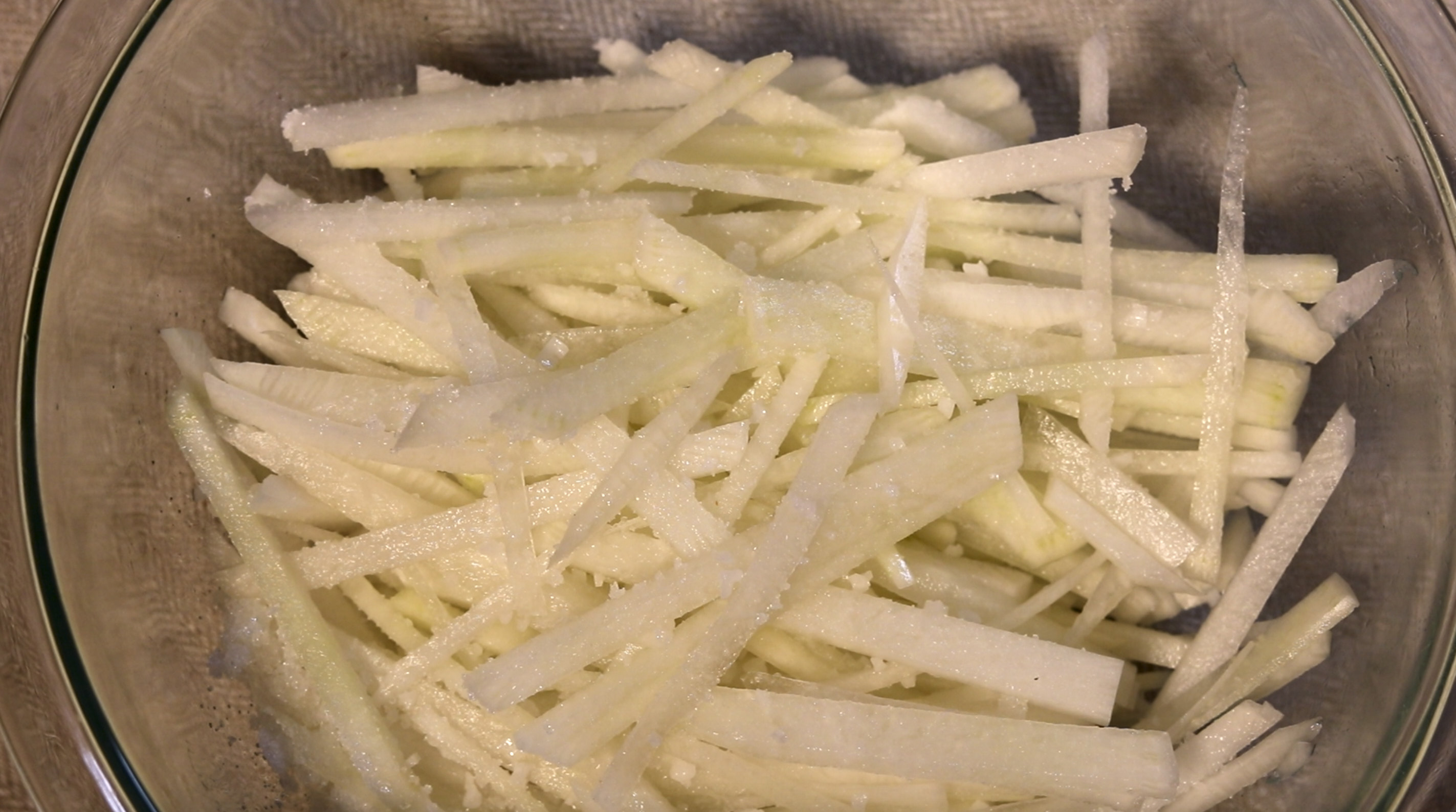 설탕, 소금와 무를 잘 섞고 뒤적여둔다.