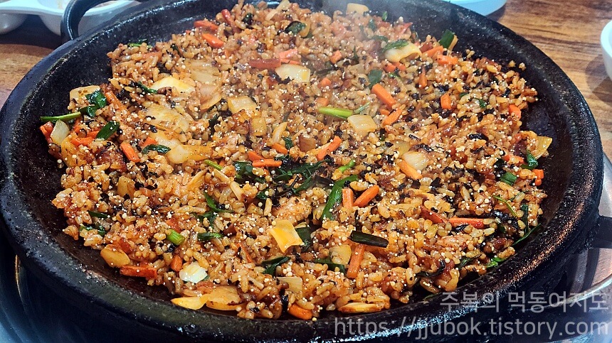 황소고집-돌곱창-날치알볶음밥