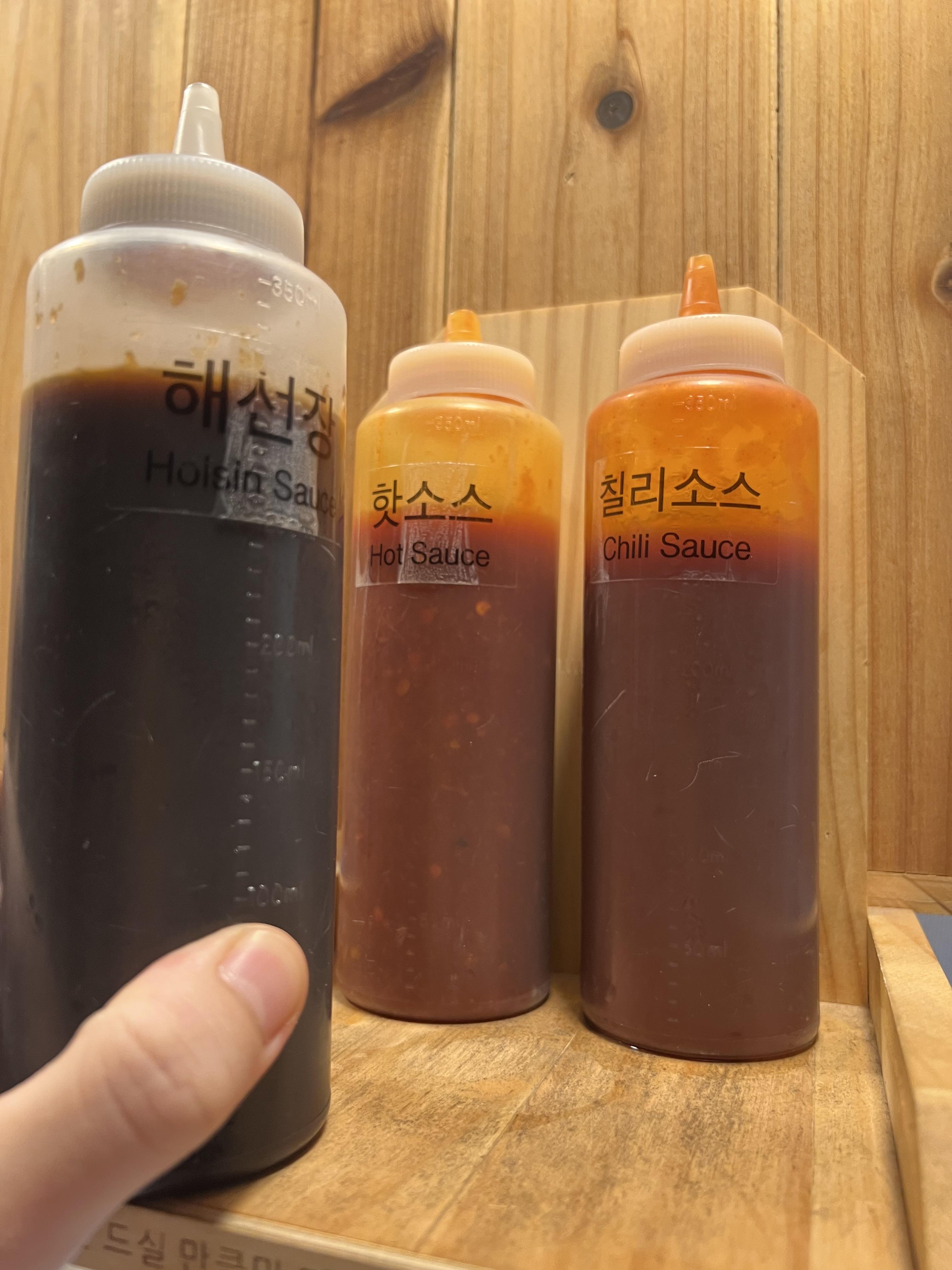머리 위쪽 선반에 있는 소스3개
해선장, 핫소스, 칠리소스