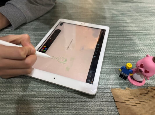 아이패드에 애플펜슬로 그림 그리는 중