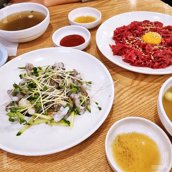 진심 가득 건강 담은 맛 종로 5가 맛집 추천 생방송투데이 육회 육회비빔밥 육사시미 육회탕탕이 주말 8백 인분 완판 광장시장 필수 코스 오늘방송 소문의 맛집