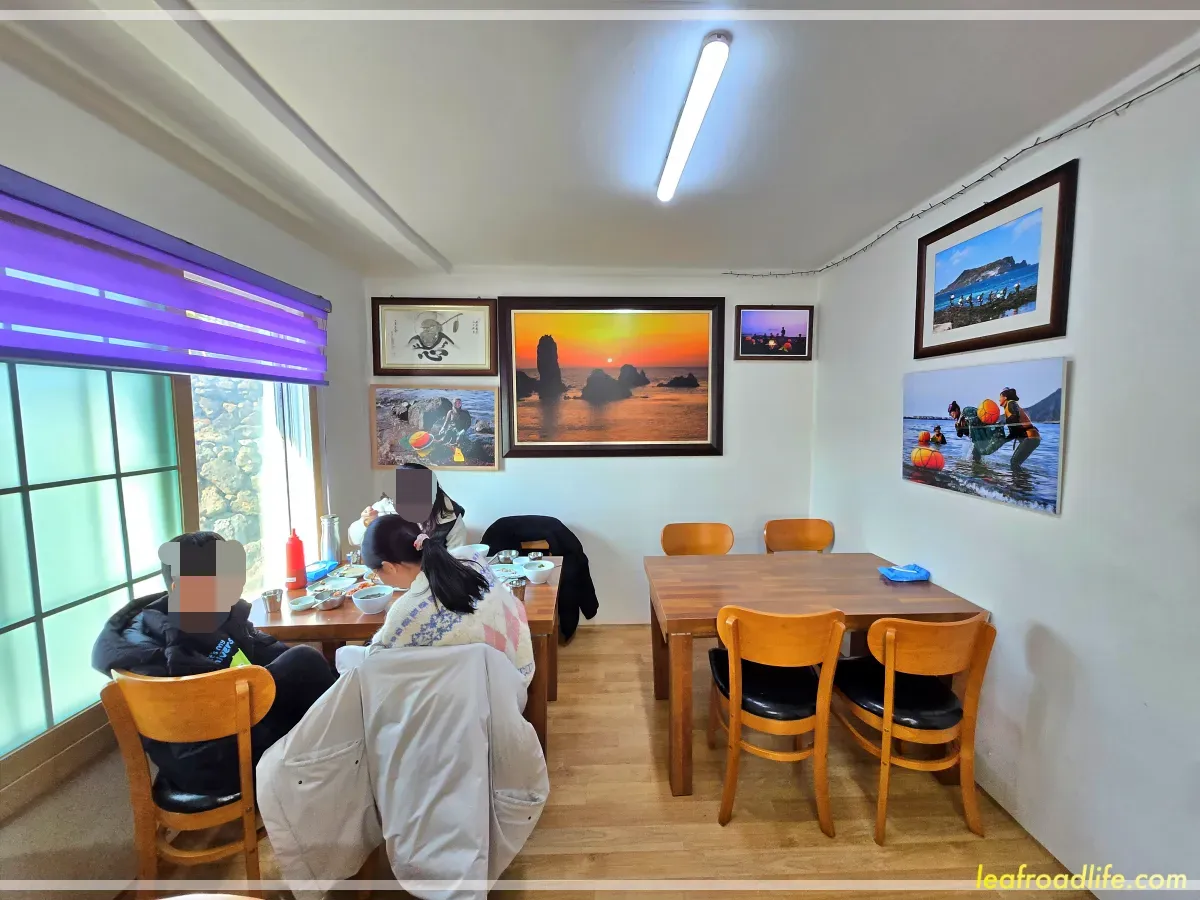 제주도-섭지코지-해녀밥상-실내-테이블