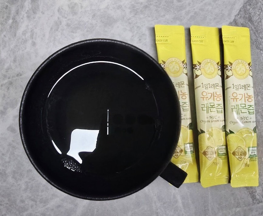 물에 타서 마시고 있어요. 별도 계량 없이 물에 타서 마시기 편해요.