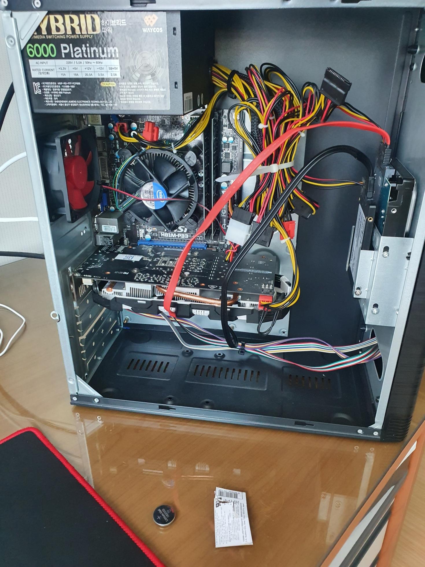 컴퓨터 분해와 CR2023 배터리 사진