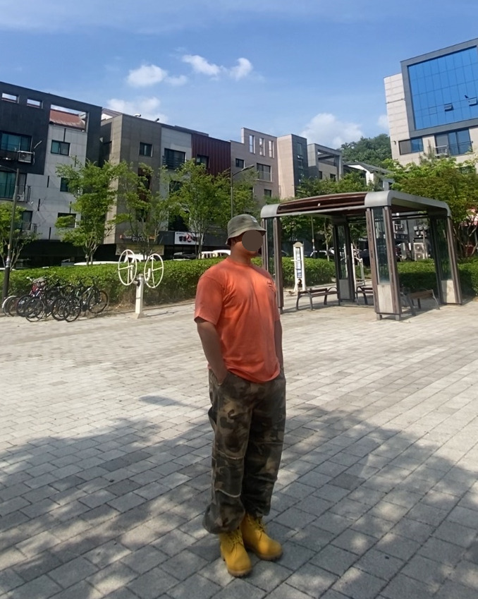 데일리룩('26. 5. 27.)로얄라이프 데님 버킷햇, 크림소다랩 스톤워싱 피그먼트 티셔츠, 카시오 A-159WGEA 골드, 테이크이지 카모 카펜터 카고팬츠, 팀버랜드 6인치 워커