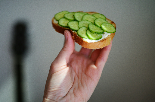 빵 위에 스프레드를 바르고 오이를 올려준 오픈 샌드위치다. 오이샌드위치로 더운 여름 입맛 나는 한 끼가 기대된다.