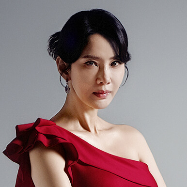드라마 첫 번째 남자에서 야심 넘치는 채화영역의 오현경 포스터입니다.