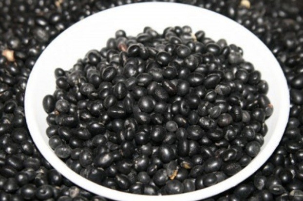 흰-사발에-담긴-검은콩