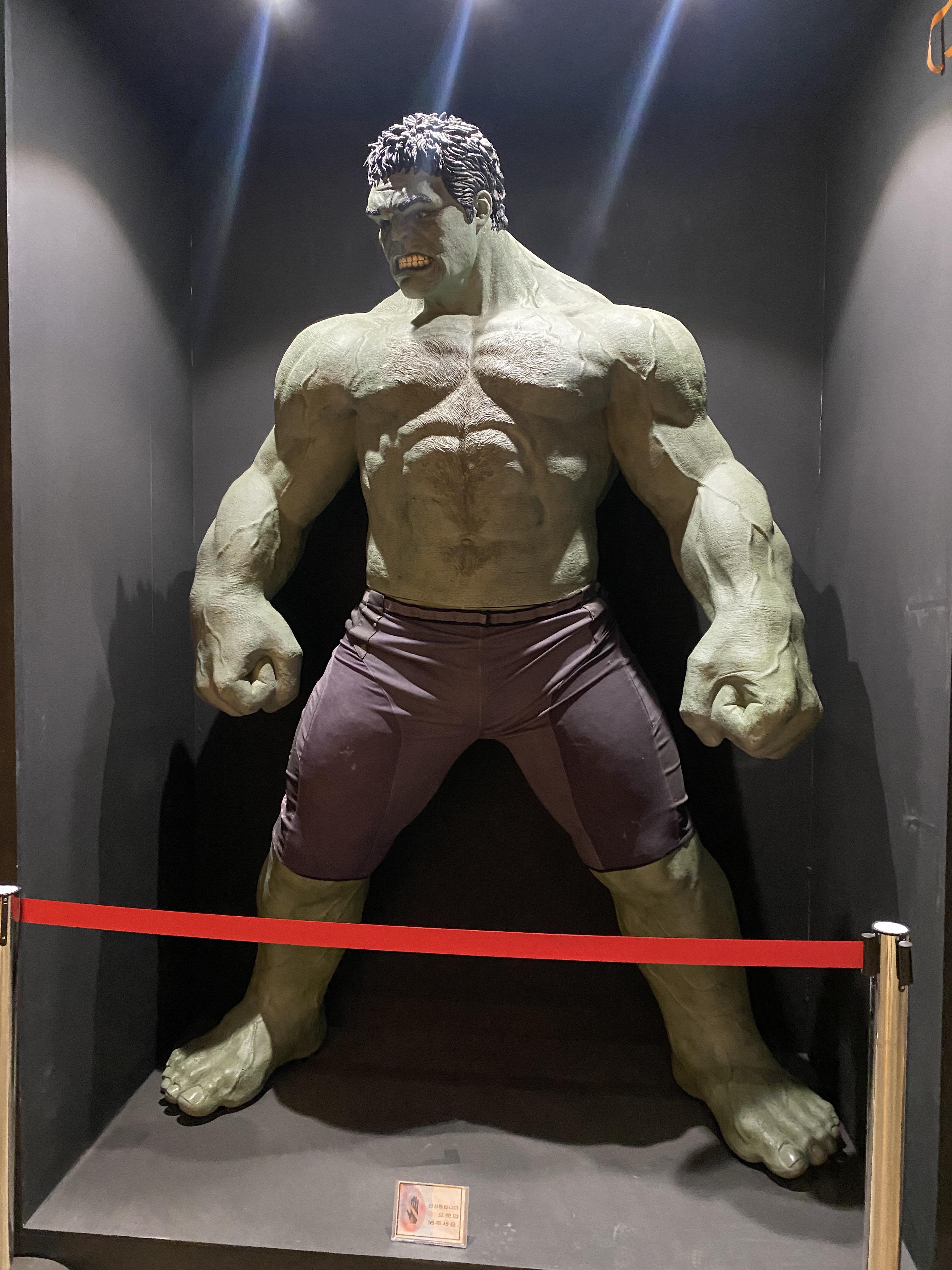 카페 2층 올라가는 계단에 있는 대형 헐크