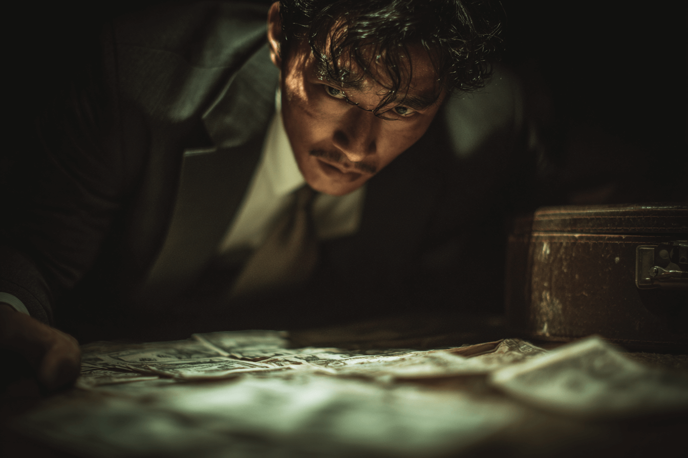 돈을-가방에-주워-담으려는-남성-이미지