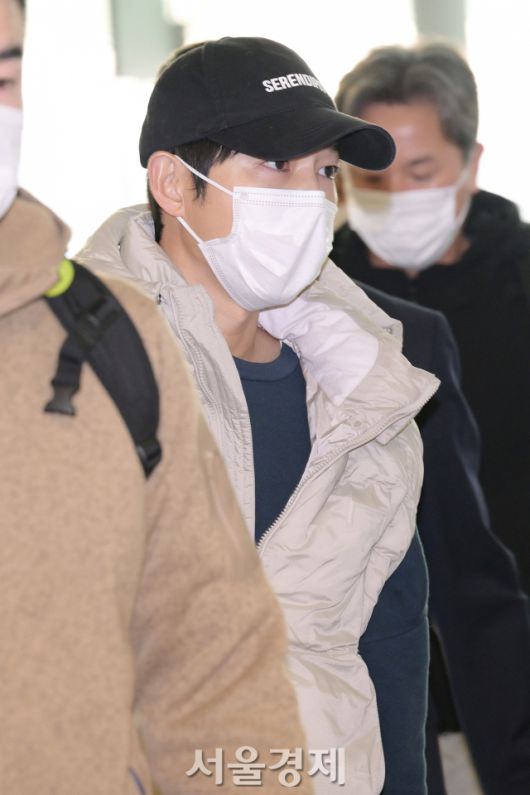 송중기공항패션