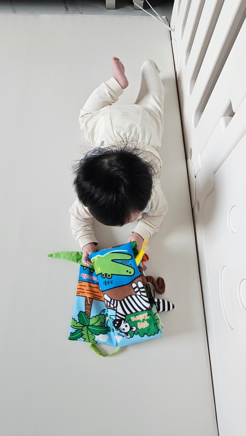 재미있게 놀고 있는 아이 이미지