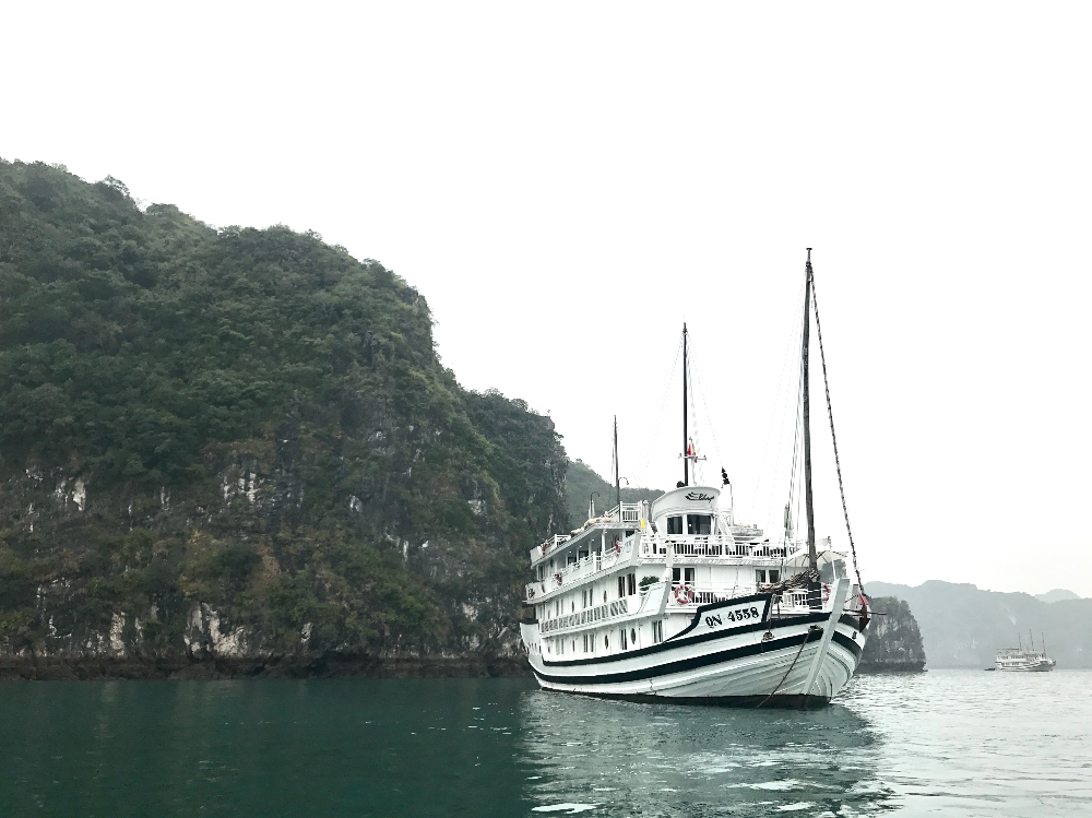 하롱베이 카누에서 본 크루즈
