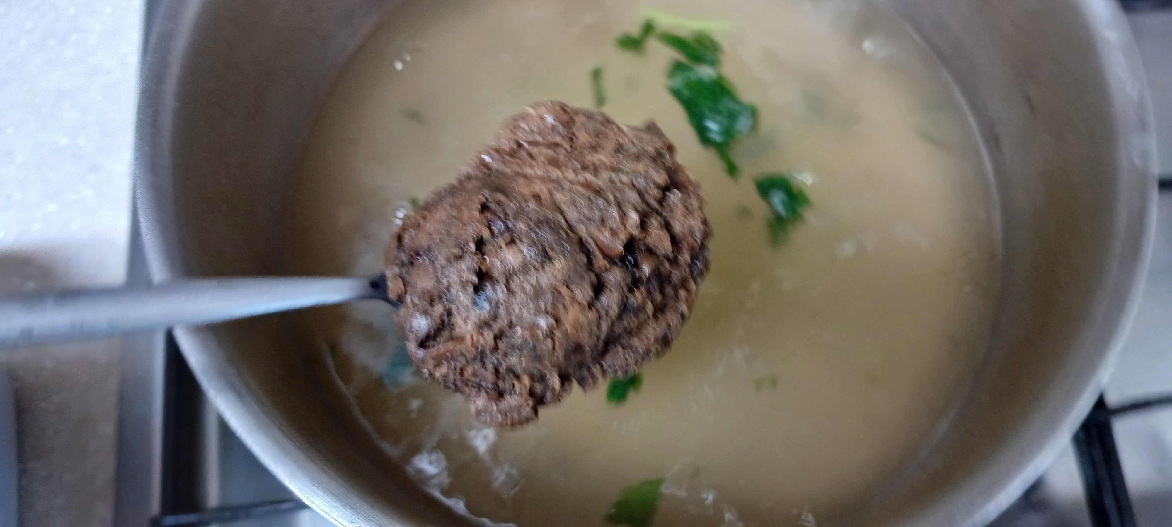 육수에 된장 풀기