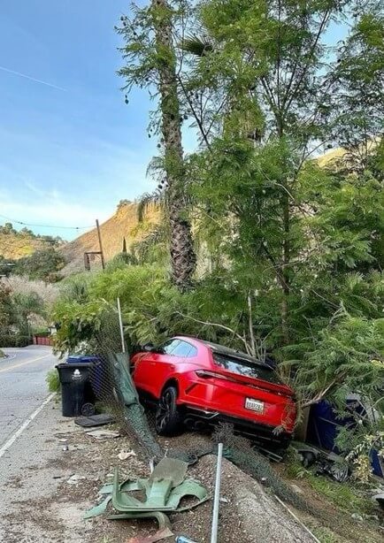 한적한-시골길에-나무를-들이받고-낭떠러지에-걸쳐있는-빨간색-외제차