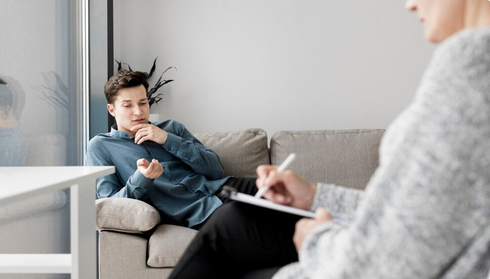 의사와 환자가 상담 중인 모습