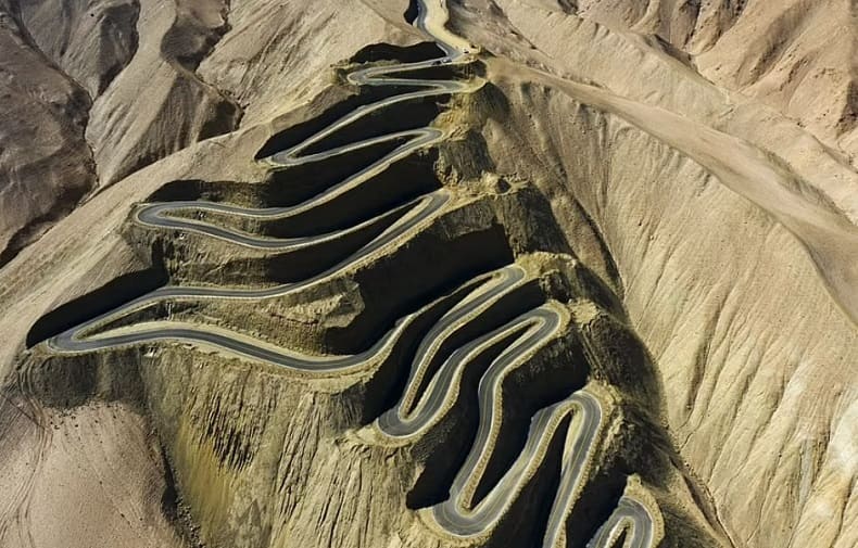 보기만 해도 멀미나는 꼬불꼬불 중국 판룽 도로..곡선부만 무려 200개 넘어 VIDEO: Road in China with jaw-dropping hairpins is now a tourist attraction: Highway reaches an altitude of