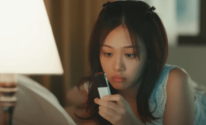 밤양갱-뮤직비디오를-캡쳐-한-사진으로-비비가-침대에-누워-밤양갱을-바라보고-있는-사진