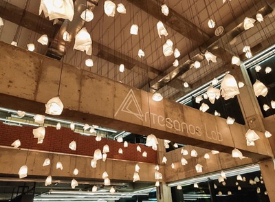 카페 천장에 달린 조명의 사진