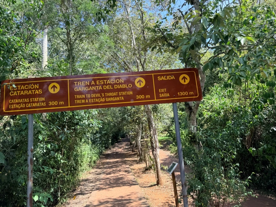 아르헨티나 이과수 국립공원 정글 트레일 갈림길 안내 표지판 ❘ Estaci&oacute;n Cataratas 300m, Tren a Garganta del Diablo 300m, Salida 출구 1,300m
