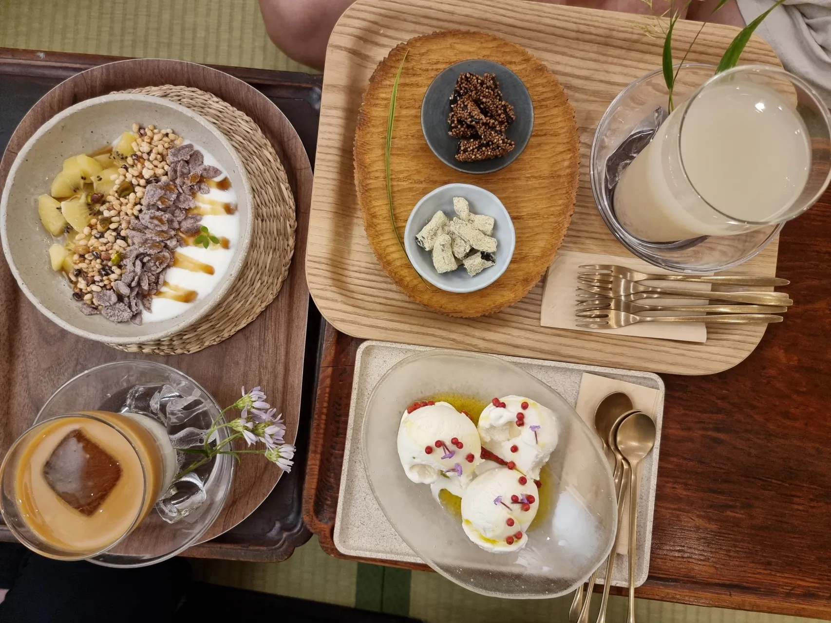 아이스크림-식햬-디저트-커피-포크-숟가락-쟁반