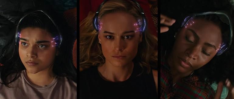 미즈 마블, 캡틴 마블, 모니카 램보가 빛나는 헤드기어를 착용하고 나란히 누워 있는 장면