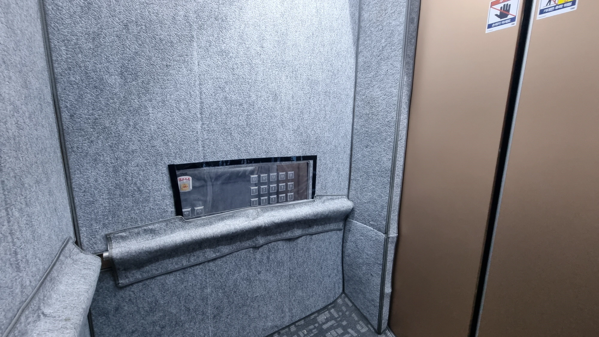 엘리베이터 커버 씌운 모습