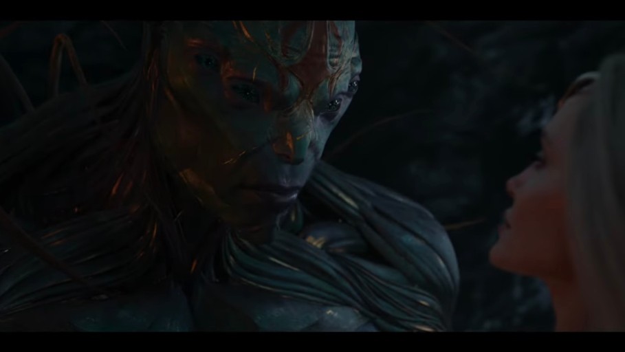 크로가 여인을 바라보는 모습