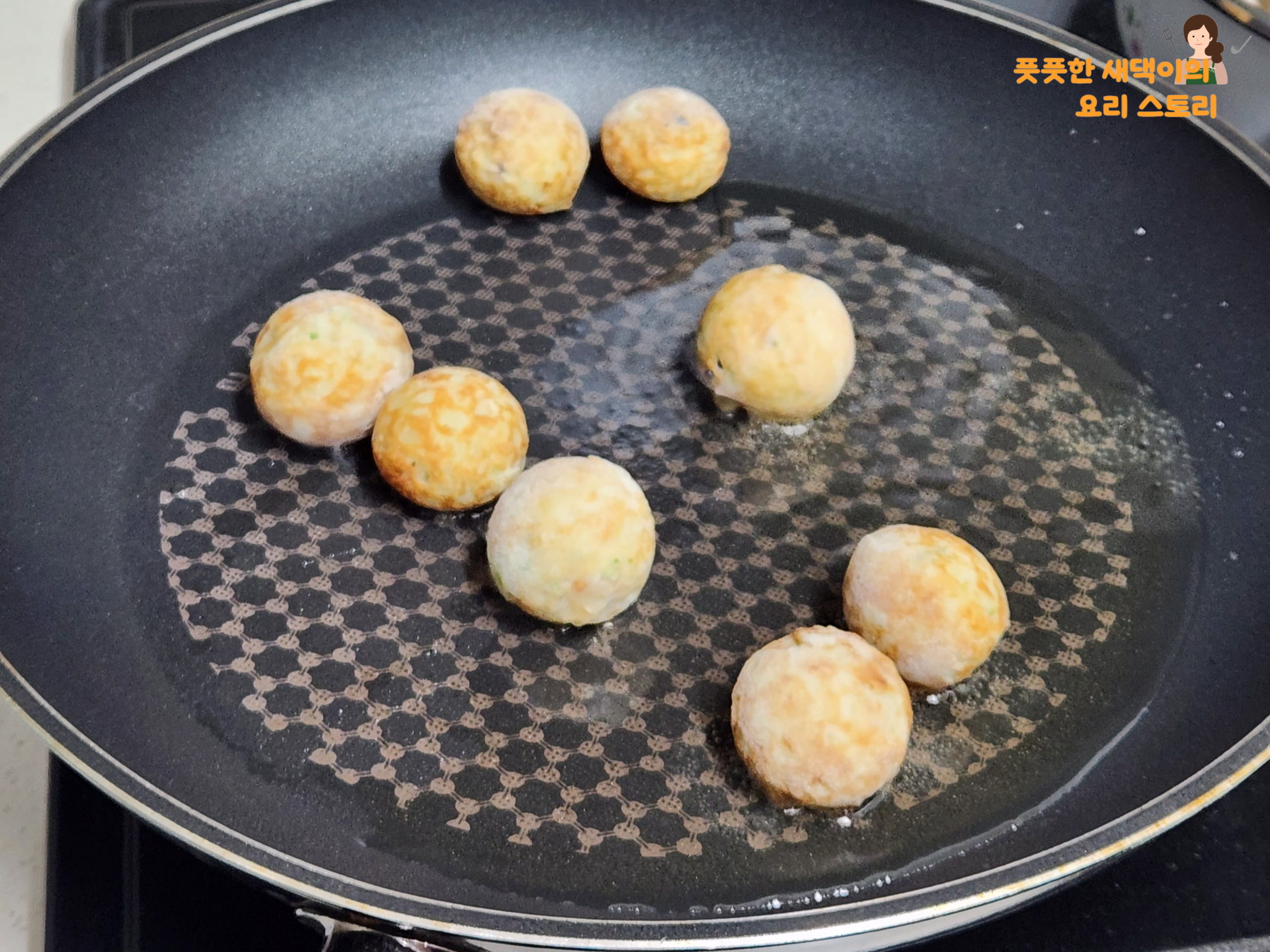 프라이팬에 냉동 타코야끼 넣고 튀겨주기