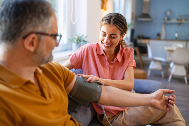 매일 혈압을 체크하고 혈당과 콜레스테롤을 관리하는 것이 중요합니다