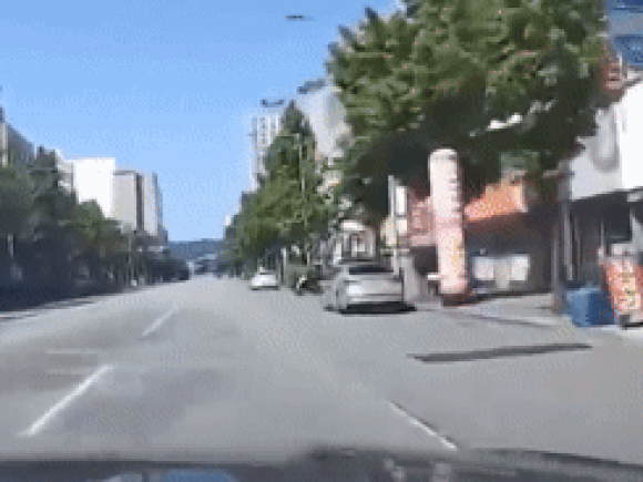 지난달 19일 오후 2시 26분께 광주광역시 북구 한 도로에서 한 차량이 골목을 빠져나오던 오토바이와 충돌했다. 영상은 지난 25일 유튜브 채널 '한문철TV'에 소개된 당시 블랙박스 화면. [영상=유튜브 '한문철TV']