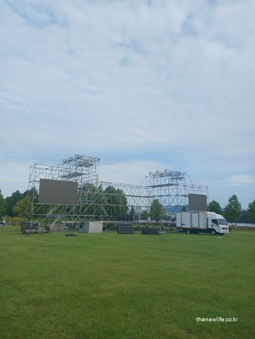 구리 코스모스 축제 행사 준비 무대 설치 현장