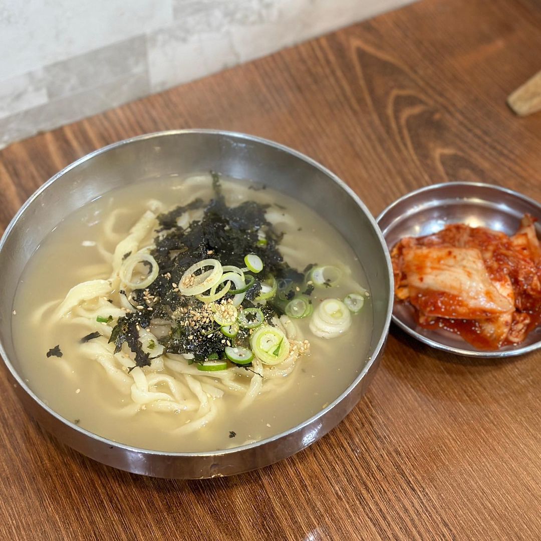 향수를 오롯이 담아낸 잔치 국수 손칼국수 광명 시장 맛집 추천 생방송투데이 인생분식
