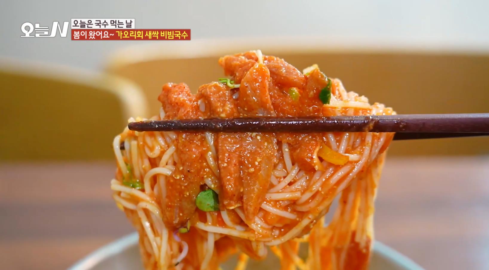 오늘N 가오리회새싹비빔국수 젓가락으로 비벼서 들어올리기