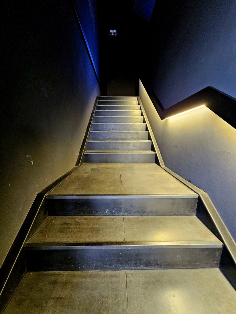 복층-가는-내부-계단