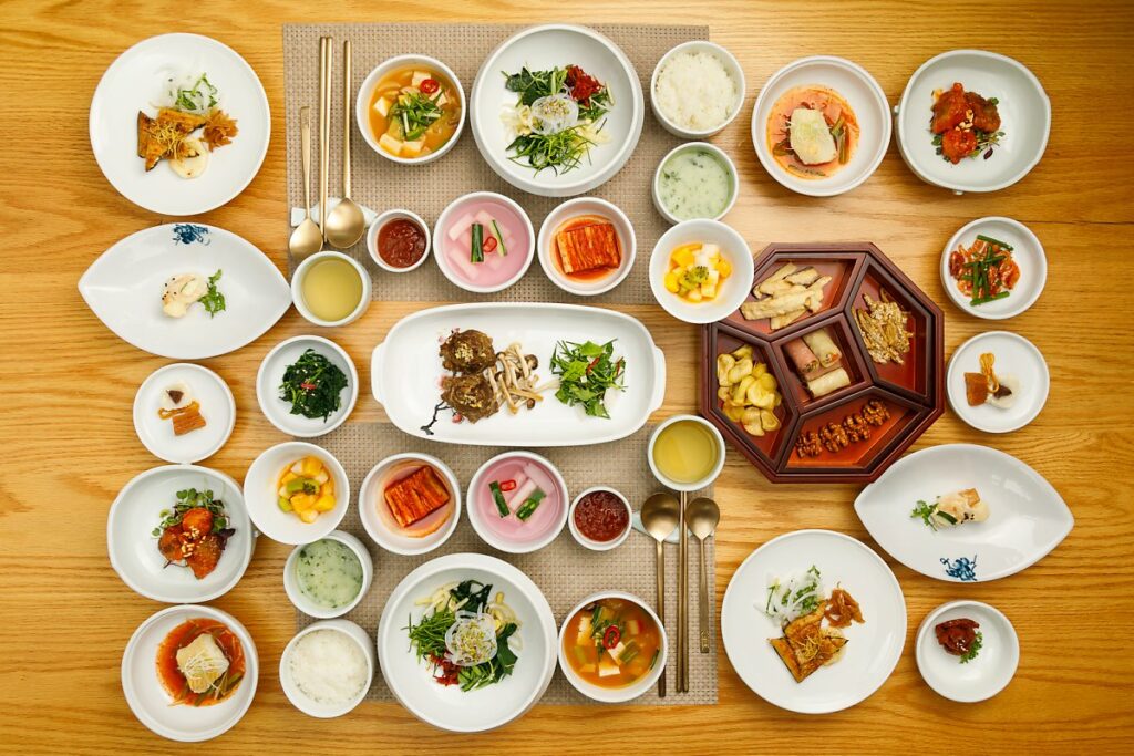 K-drama 속 음식과 요리 장면 분석: 인기 드라마에서 배우는 한국 요리법과 문화