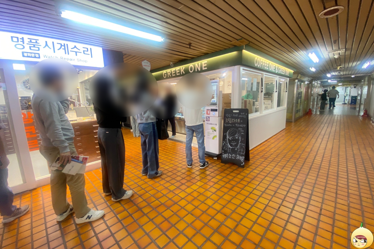 점심시간이라 줄서서 기다리는 모습