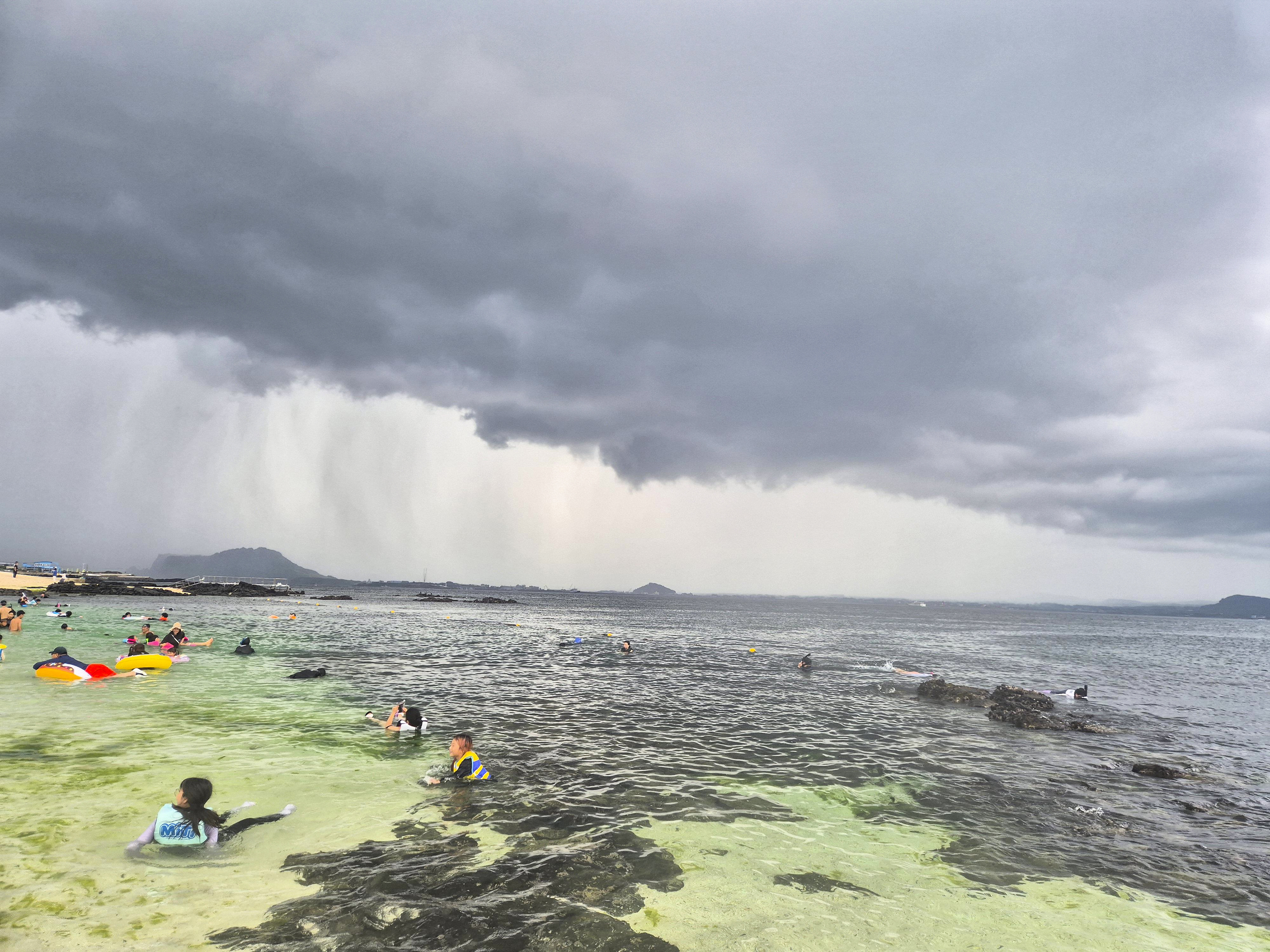 날씨가 좋지 않아도 스노쿨링 및 물놀이를 즐기는 사람들 1