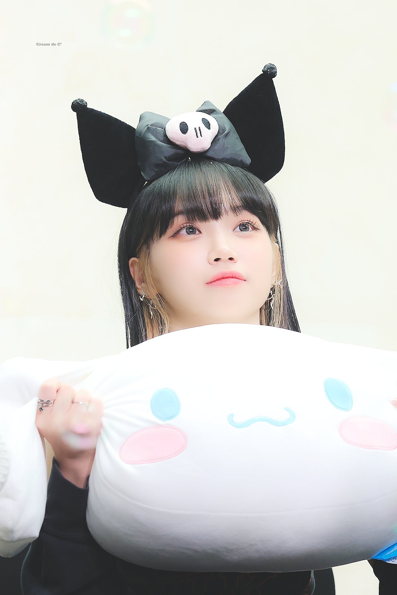 팬을 올려다보는 김채원