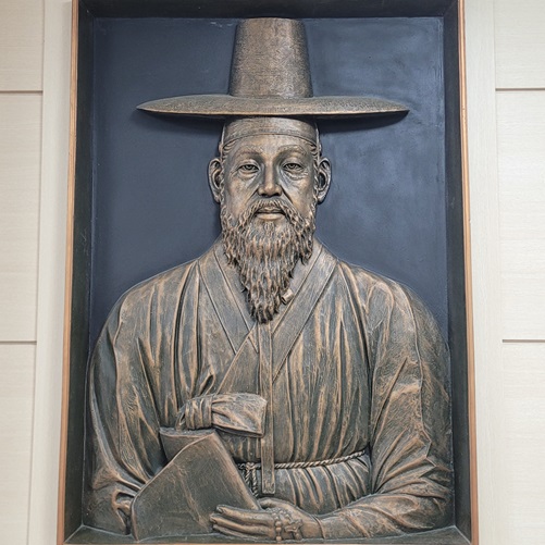 군산 조촌동성당에 있는 성 정하상 바오로 성인 부조상 사진입니다.