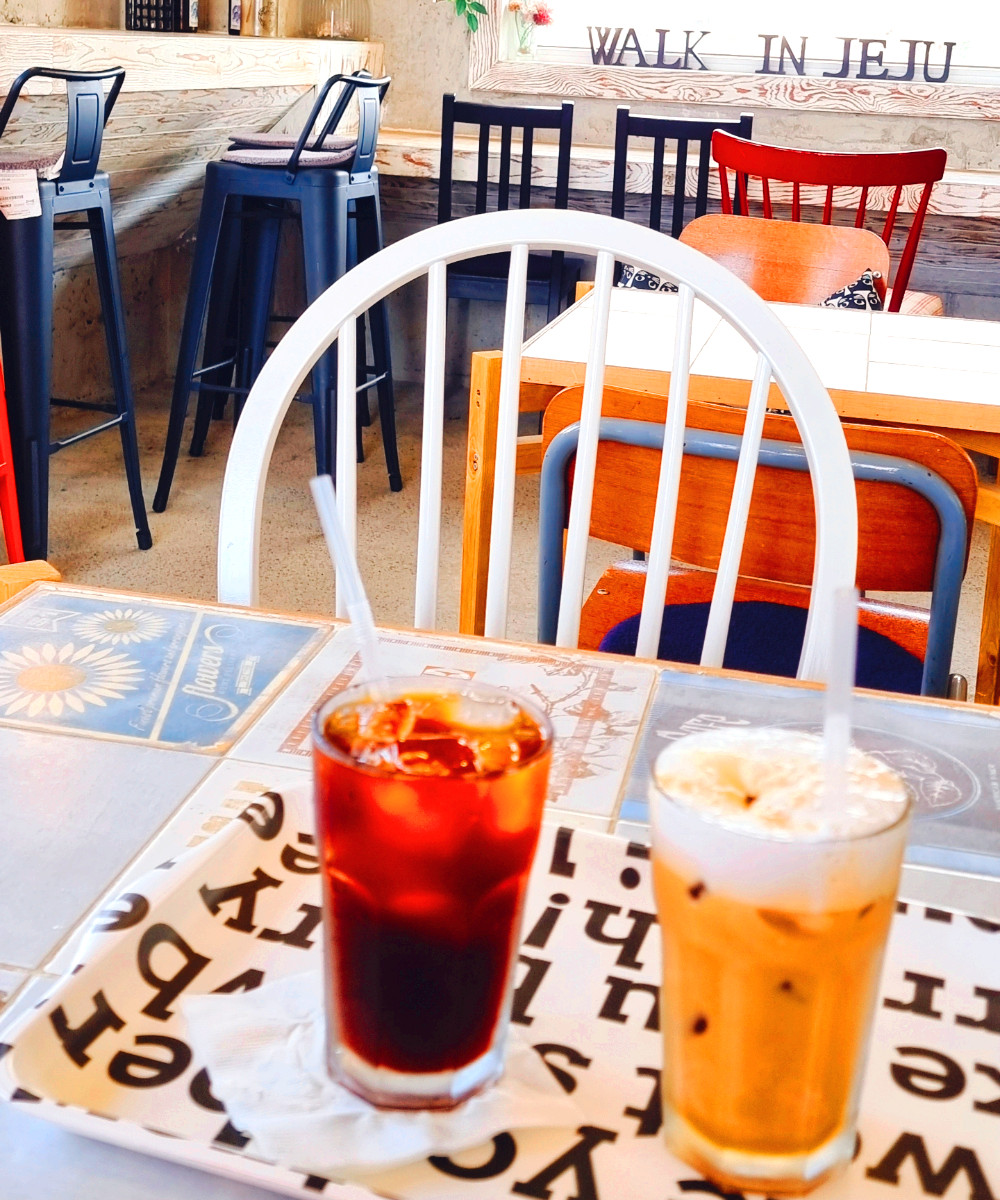 올레20코스 카페 내부에서 에어컨을 맞으며 시원한 커피 한잔