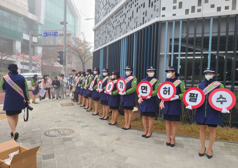 김포경찰서, 김포시 녹색어머니회· 김포시학교운영협의회와 ‘PM합동캠페인’ 이미지 1