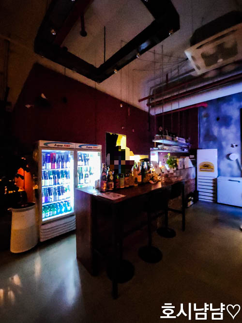 카멜레온 다이닝 카운터 바 테이블과 와인 진열된 인테리어