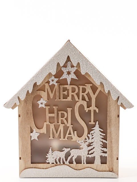 캔바사용법-캔바의 크리스마스카드 템플릿 예시로 집 모양의 배경에 Merry Christmas 문구와 크리스마스 상징물들이 배치되어 있는 이미지.