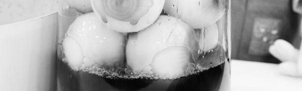 간장 물만 빼서 1분 간 끓인 뒤 보관 용기에 양파, 식힌 간장 물을 넣고 2주 보관