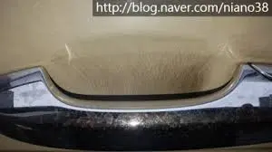 도어 캐치 주변 스크래치가 많이 발생 되어 있는 차량의 도어 캐치 주변 사진