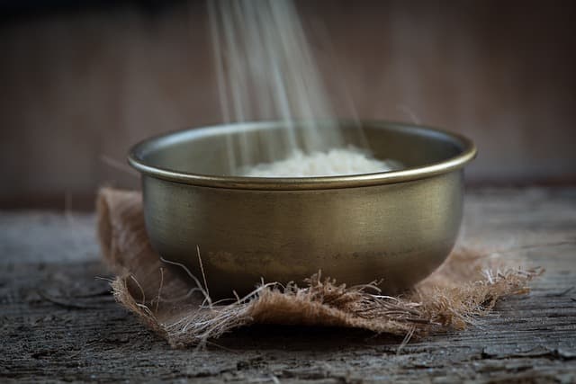 "쌀뜨물 세수의 효과와 방법: 피부 미백, 보습, 여드름 개선에 좋은 이유"